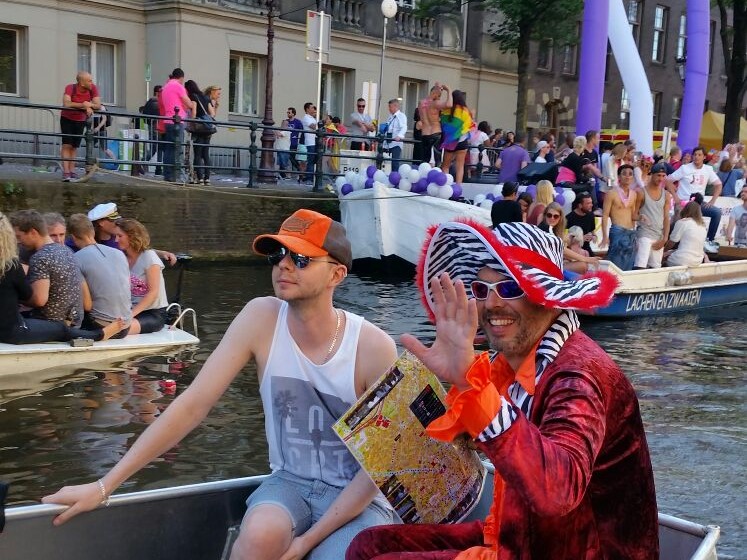 Boot mieten während der Gay Pride 2026 auf den Amsterdamer Grachten
