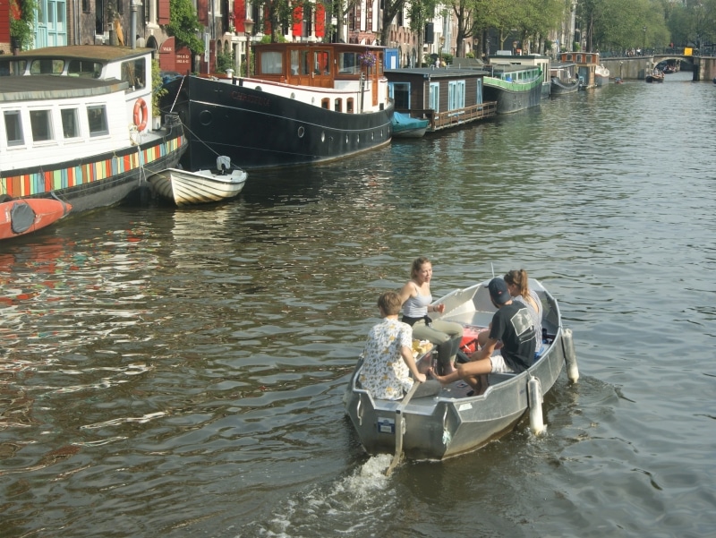 Boot mit Skipper auf den Amsterdamer Grachten mieten