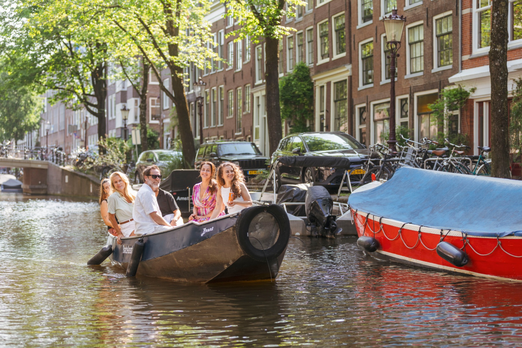 Familie fährt mit Boot durch Amsterdam