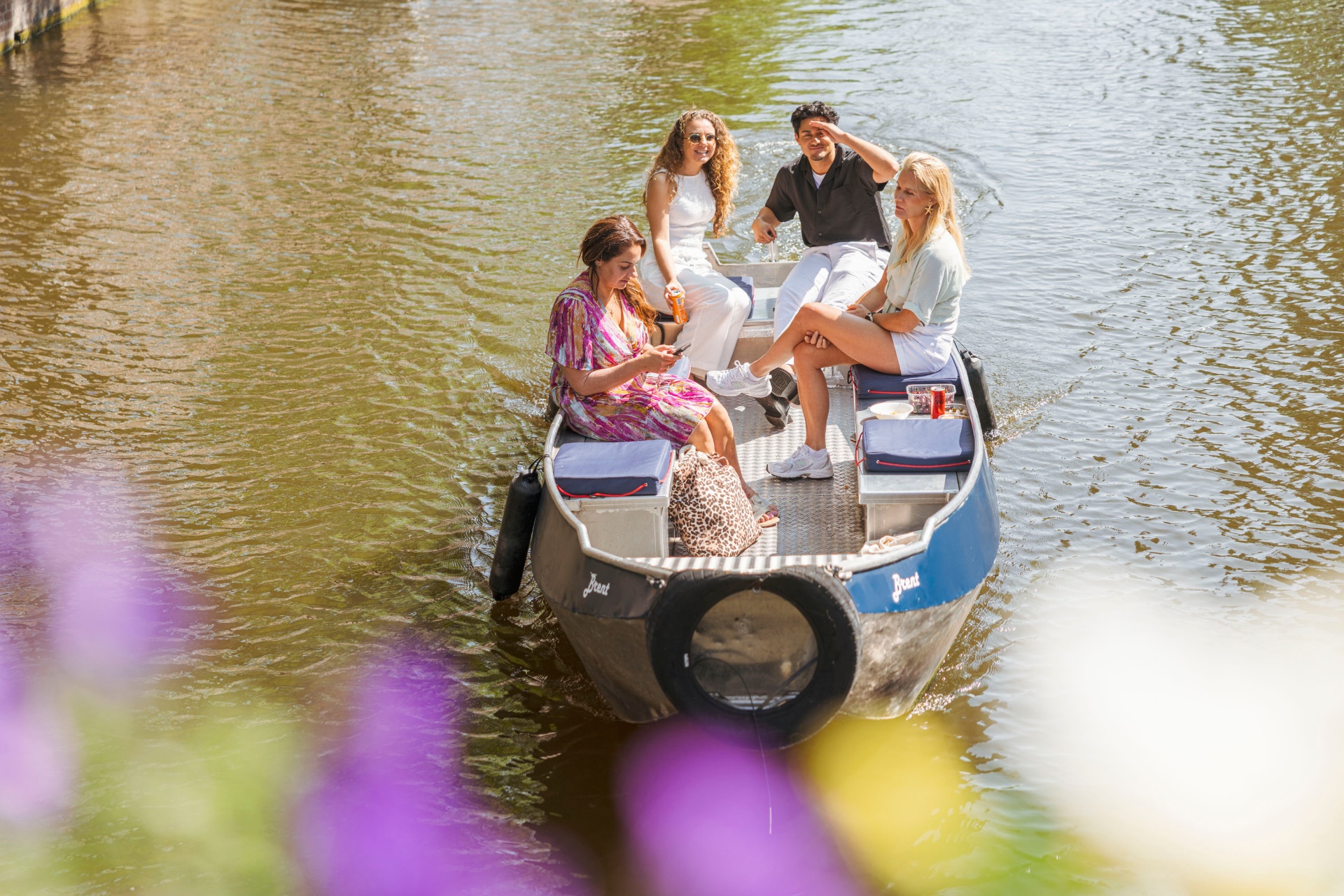 Freunde genießen zusammen Boot Amsterdam